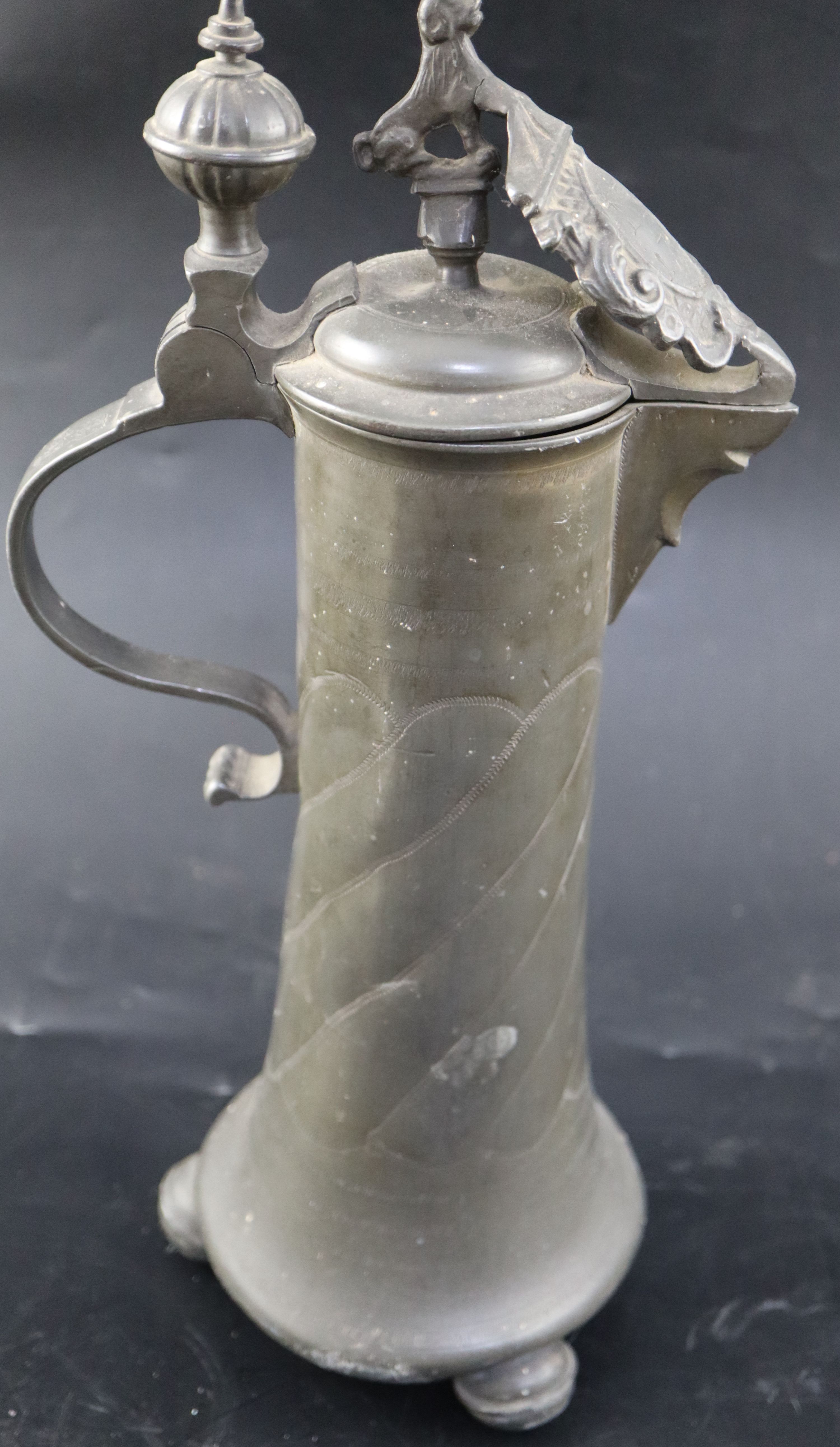 An 18th century Continental pewter flagon,